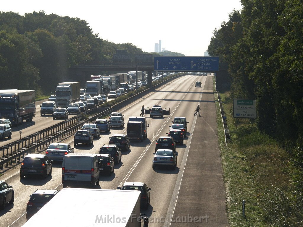 VU A4 Rich Olpe anschliessend Reifen auf Fahrbahn Rich Aachen P28.JPG